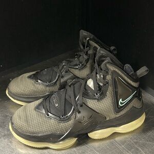 LeBron James 19 Size 12 Men
